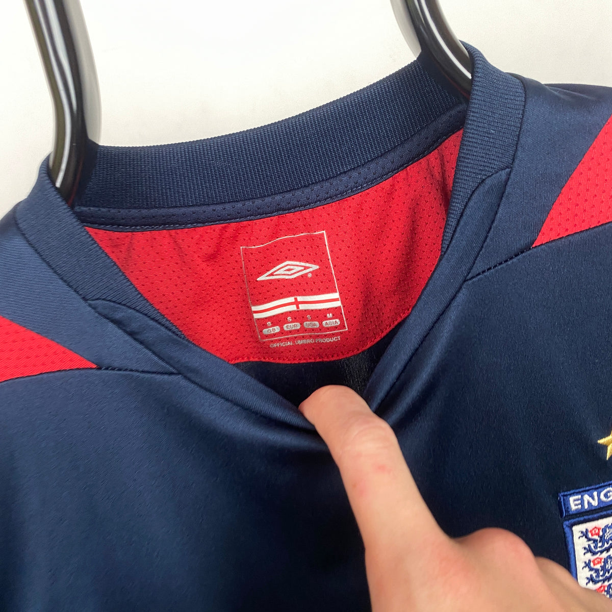 Acht Per Oorlogszuchtig Retro Umbro England Football Shirt T-Shirt Blue Small – Clout Closet