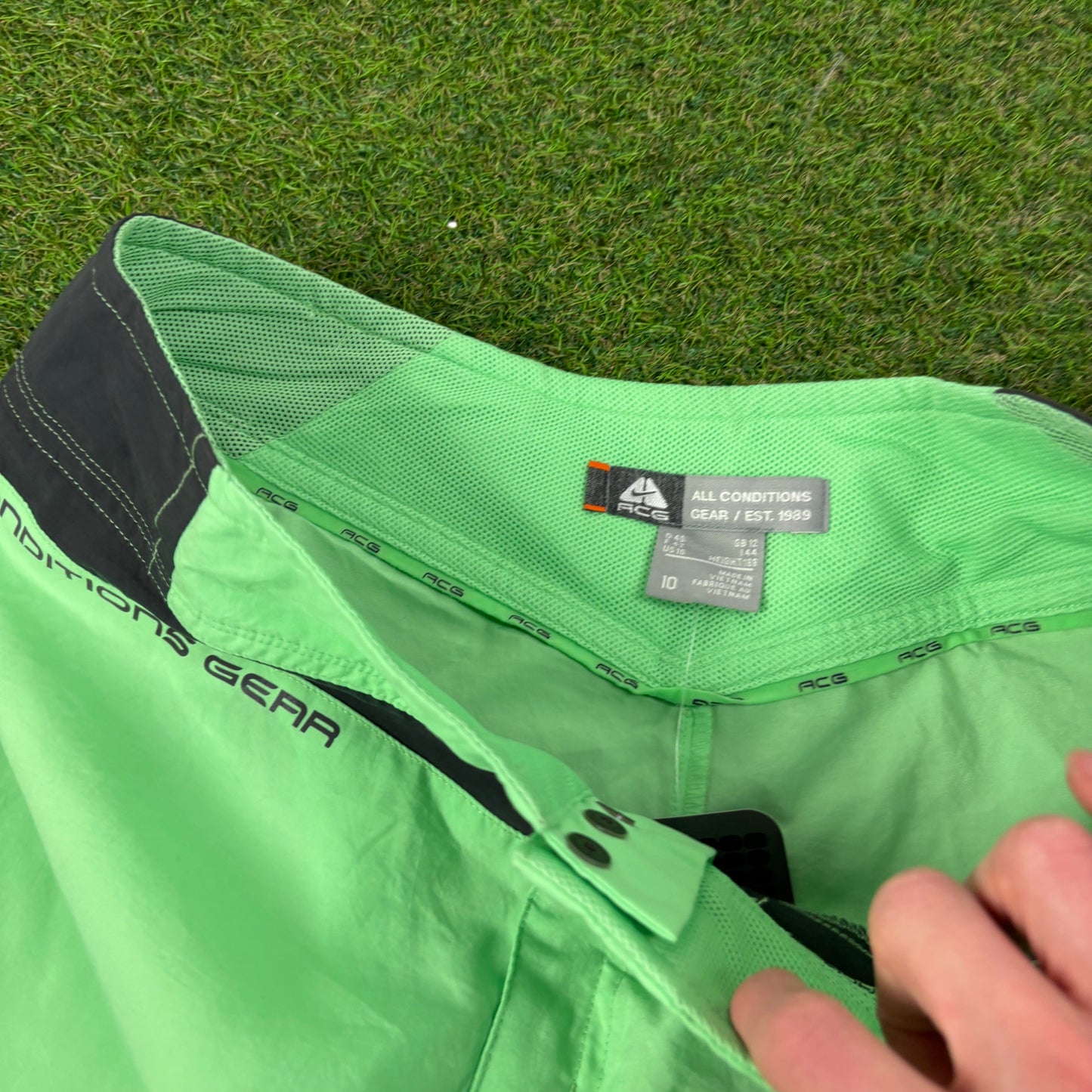 00s Nike ACG Shorts Green Large
