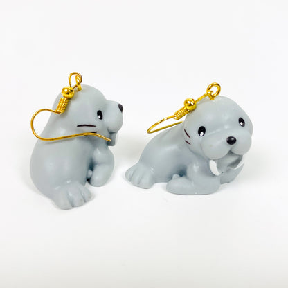 Vintage Retro Seal Earrings Gold