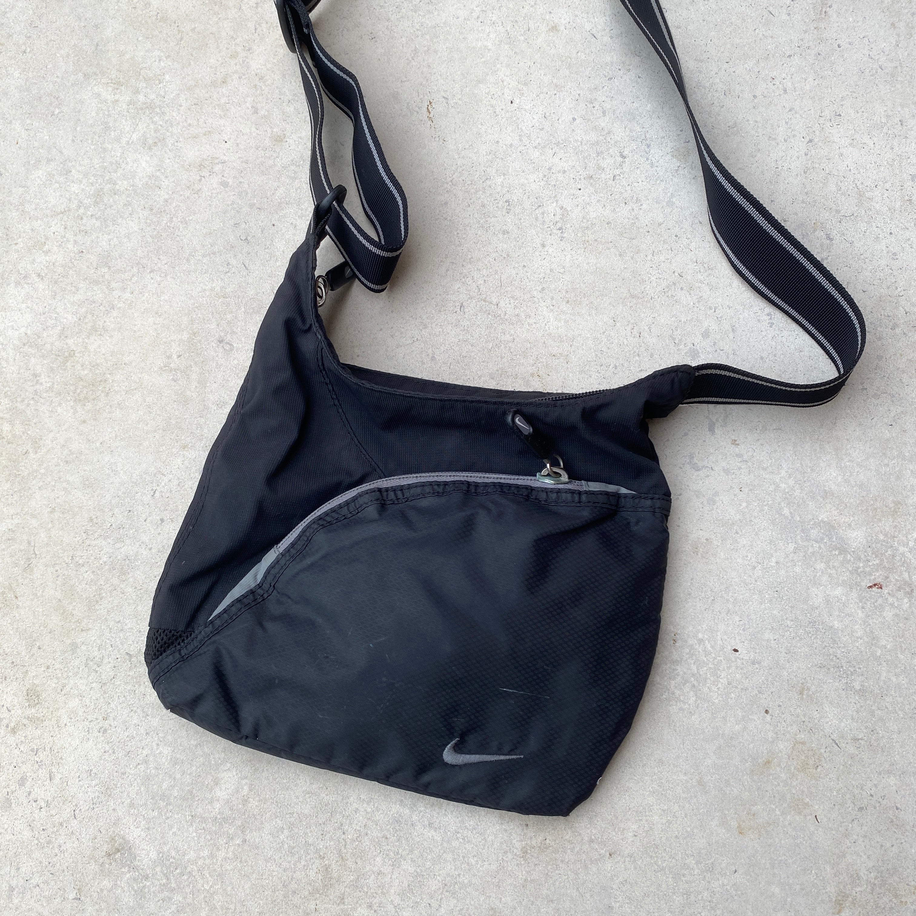 00s Nike Shoulder Sling Bag Black – Clout Closet