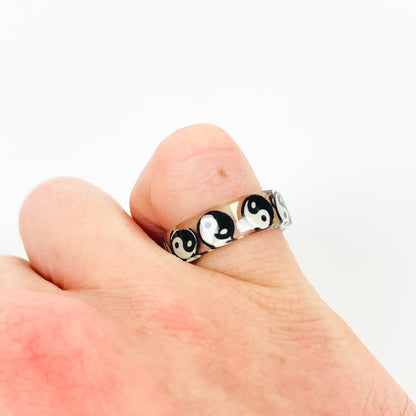 Vintage Retro Yin & Yang Resin Ring White